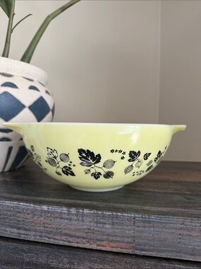 VTG Pyrex Cinderella mixing bowl yellow- black Gooseberry 444 4qt